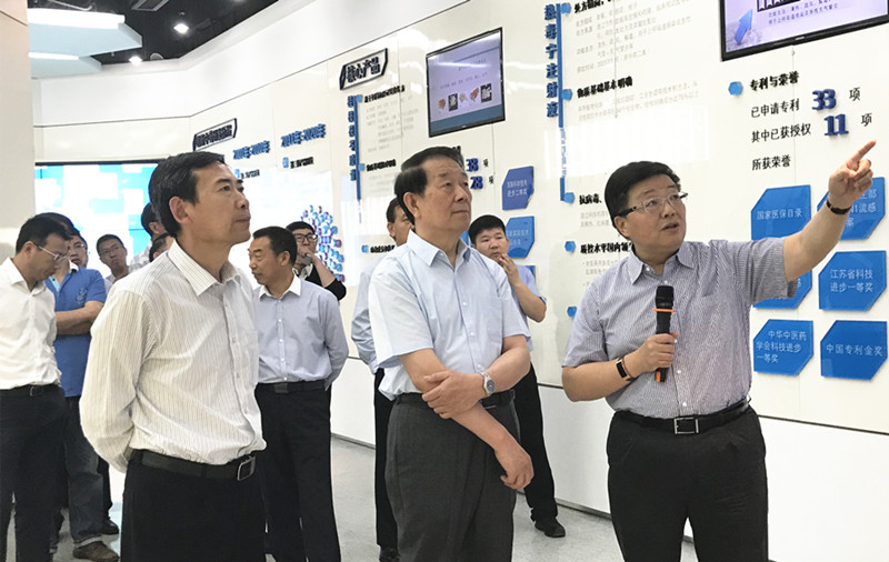江苏发展大会连云港籍嘉宾莅临尊龙凯时人生就是搏药业参观考察