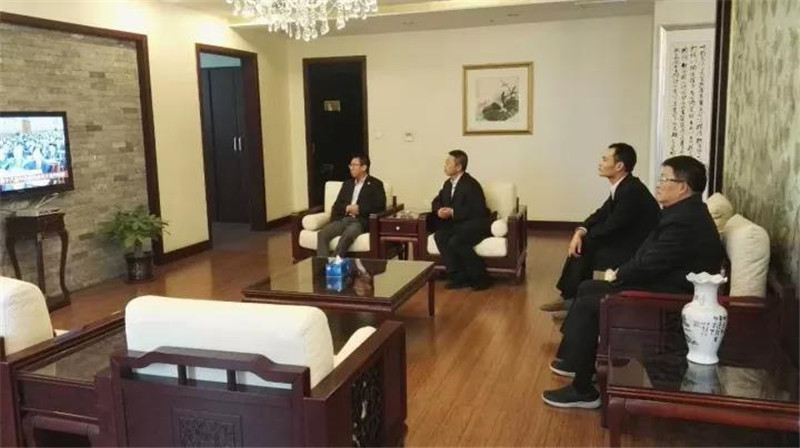 【学习贯彻十九大精神系列报道之一】尊龙凯时人生就是搏集团党委组织收看十九大开幕式