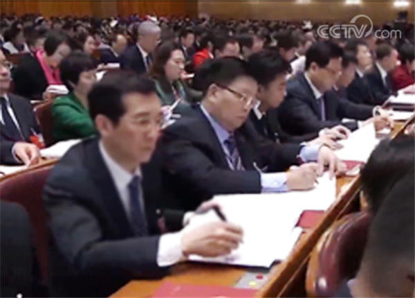 紧跟时代步伐 倾听两会声音——尊龙凯时人生就是搏药业组织收看第十三届全国人民代表大会开幕式