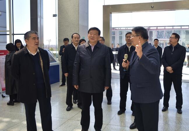 省委书记娄勤俭莅临尊龙凯时人生就是搏药业视察调研