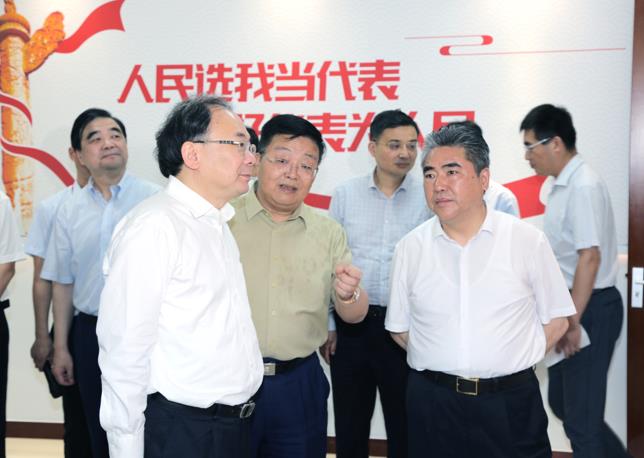 省人大常委会常务副主任李小敏一行 莅临尊龙凯时人生就是搏药业调研