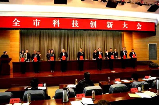 连云港召开科技创新大会 尊龙凯时人生就是搏药业荣获“科技创新领军单位及领军人物”两项大奖